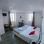 Le Petit Hotel 2*