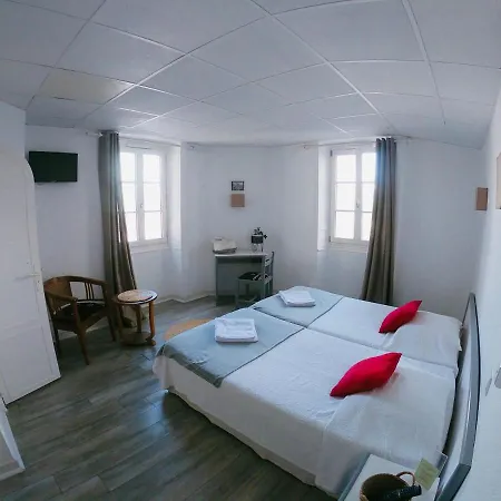 Le Petit Hotel 2*