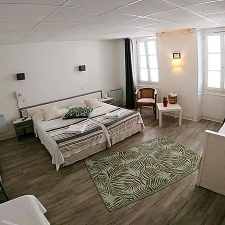 Le Petit Hotel 2*